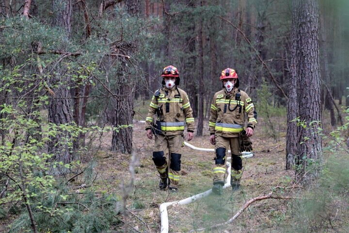 Fotó: AFP/NurPhoto/Dominika Zarzycka Erdőtűzzel küzdenek Varsó közelében