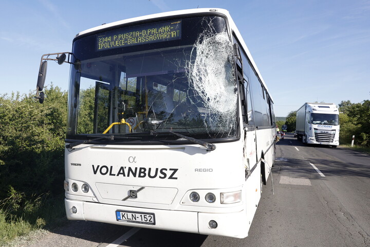 Fotó: MTI/Kocsis Zoltán Autóbusszal ütközött egy kamion Nógrádban