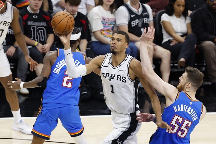 Fotó: Ronald Cortes / GETTY IMAGES NORTH AMERICA / Getty Images via AFP Victor Wembanyama extrájával egyenlített a Spurs