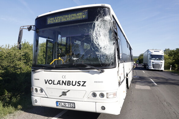 Autóbusszal ütközött egy kamion Nógrádban