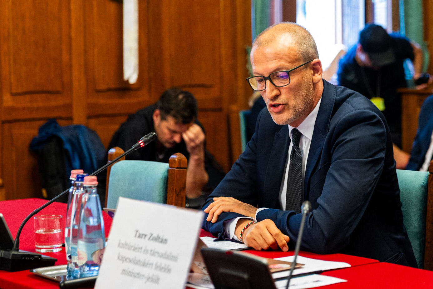 A társadalmi kapcsolatokért és kultúráért felelős miniszter elrendelte az NKA kifizetéseinek felfüggesztését