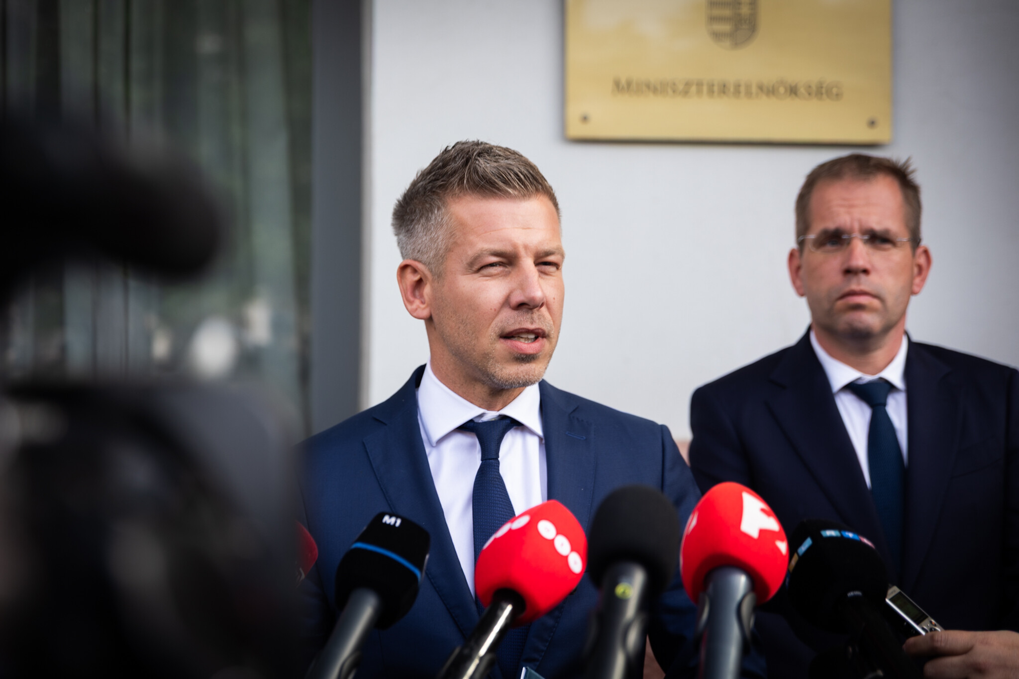 Tizenhárom államtitkárt mentettek fel péntek éjjel
