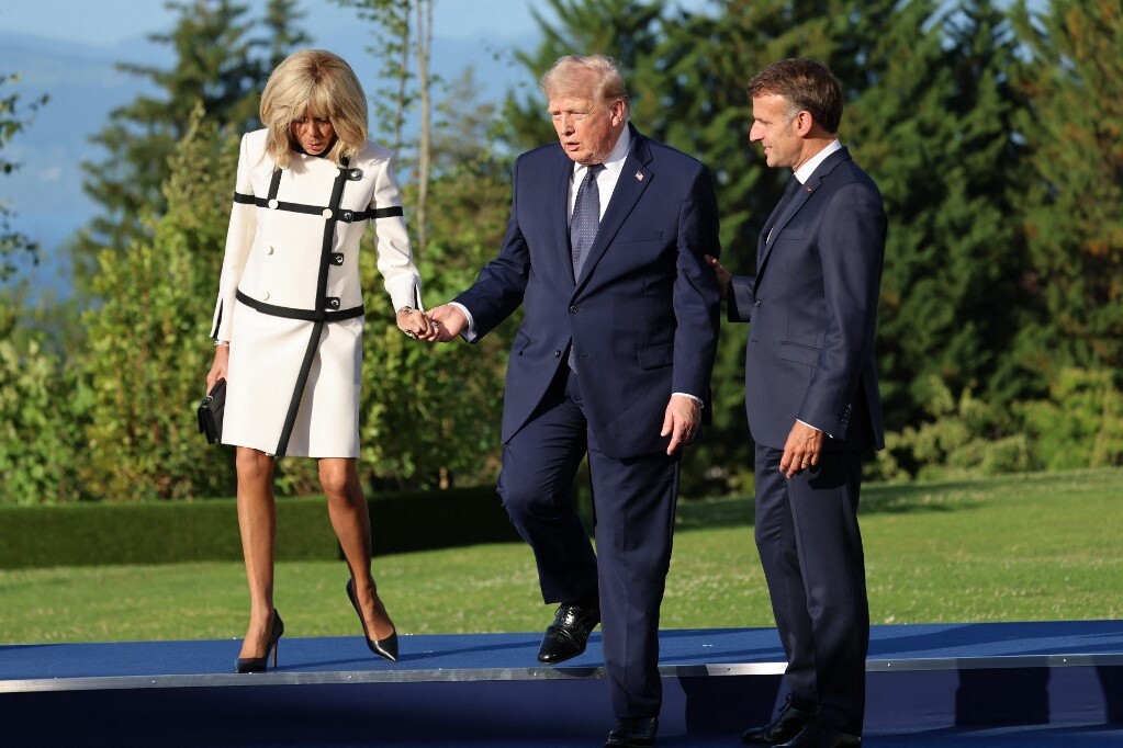 Szájról olvasó felfedi, mit súgott Trump Brigitte Macron fülébe