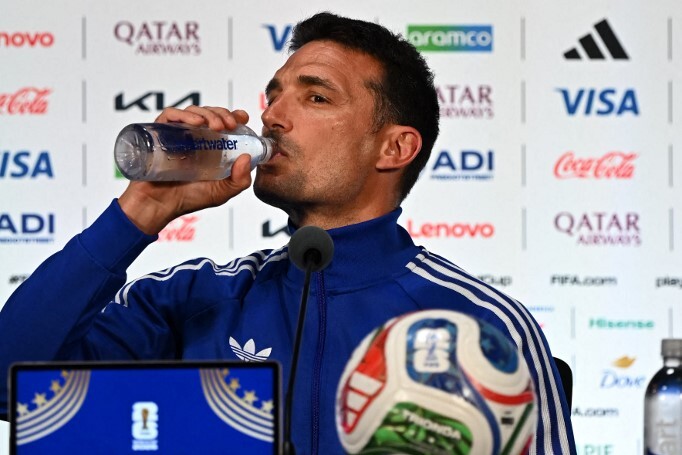 Scaloni bírálja az ivószünetet