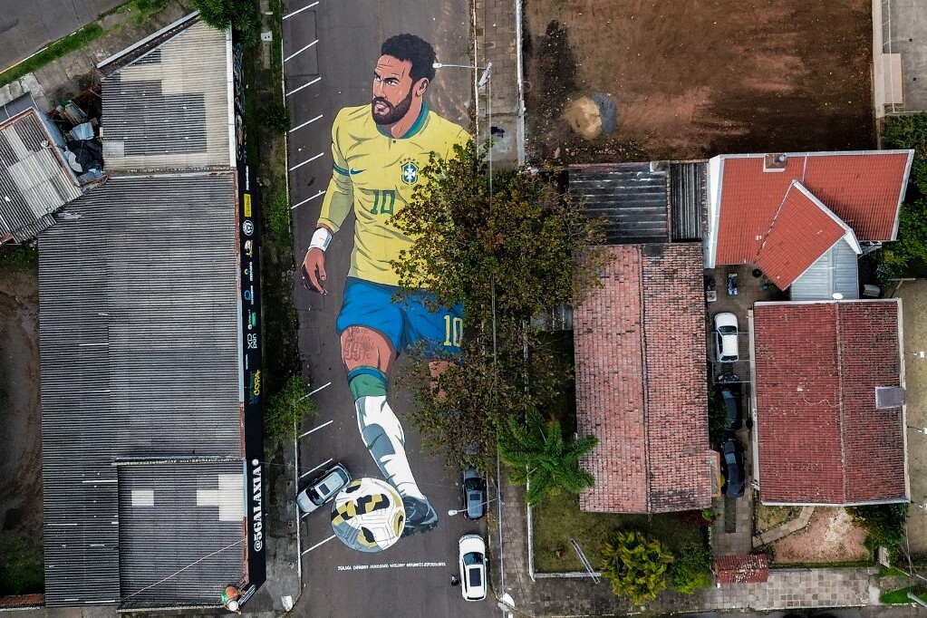 Légi felvétel a 850 négyzetméteres utcai festményről, amely a brazil futballsztár Neymart hirdeti