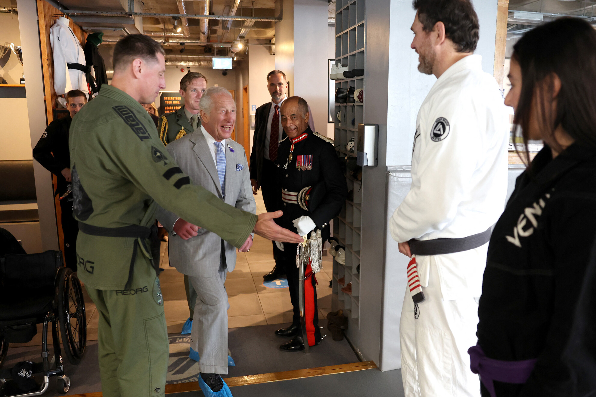 III. Károly brit király Roger Gracie-t üdvözli a REORG jótékonysági szervezetnél tett látogatása során a londoni Roger Gracie brazil dzsúdzsitsu akadémián, 2026. június 24-én.
