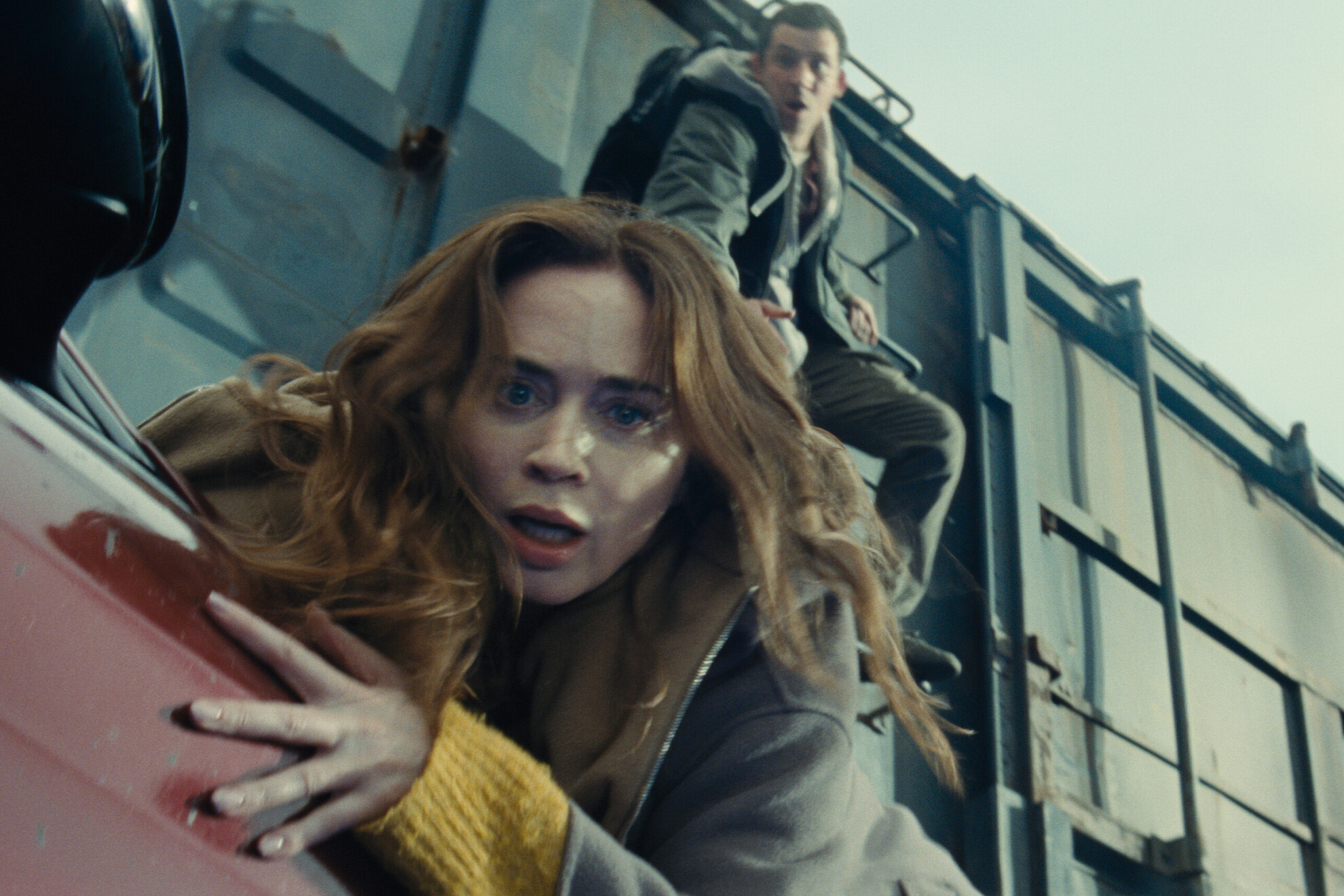 Emily Blunt és Josh O'Connor menekül
