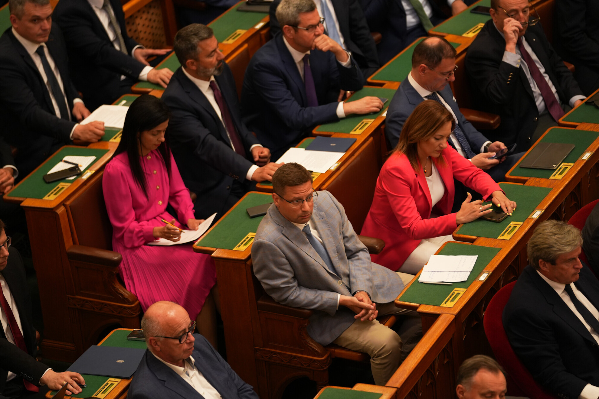 A Fidesz frakció is feltette kérdéseit az Országgyűlés ülésén