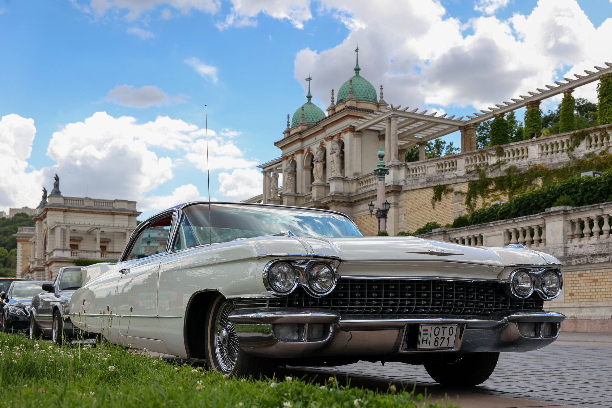 Oldtimerek végeláthatatlan sorokban parkoltak le a Várkert Bazár bejáratánál