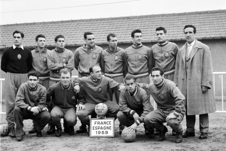 Fotó: AFP Kubala szobra visszakerül a Camp Nou elé