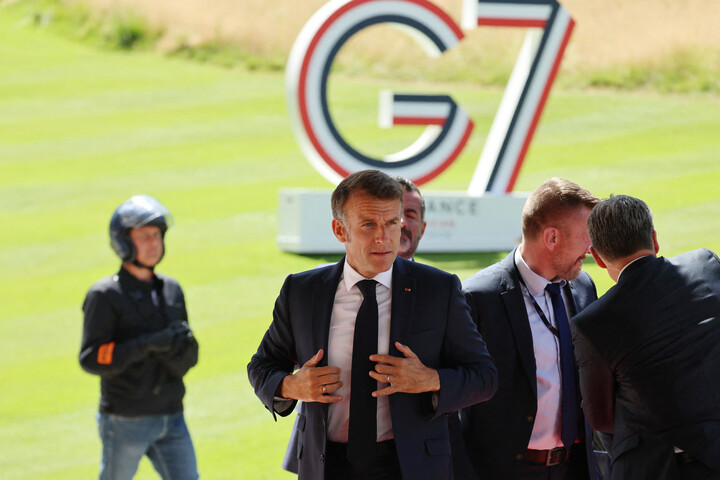 Fotó: AFP/Pool/Ludovic Marin A francia elnök szeretné, ha az amerikaiak nagyobb nyomást gyakorolnának Moszkvára