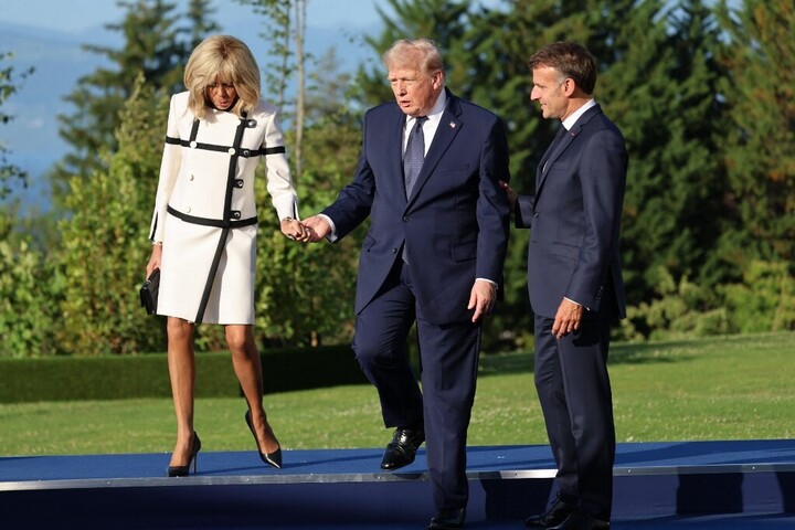 Fotó: AFP/Ludovic Marin Szájról olvasó felfedi, mit súgott Trump Brigitte Macron fülébe