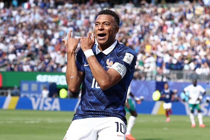 Fotó: AFP/Charly Triballeau Mbappé legyint a kritikusokra