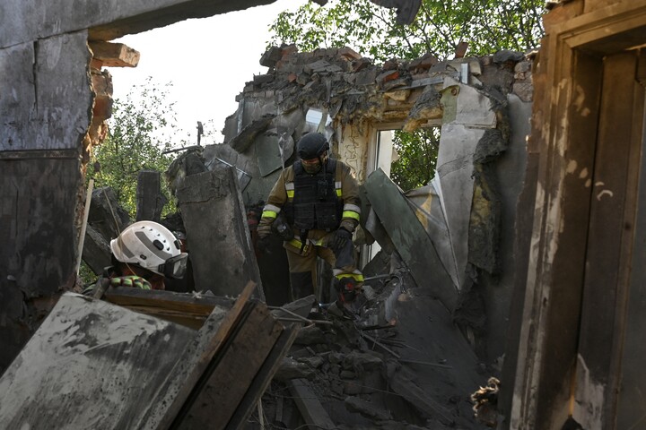 Fotó: AFP/Sergey Bobok Az orosz erők légibombával csapást mértek Harkiv városára