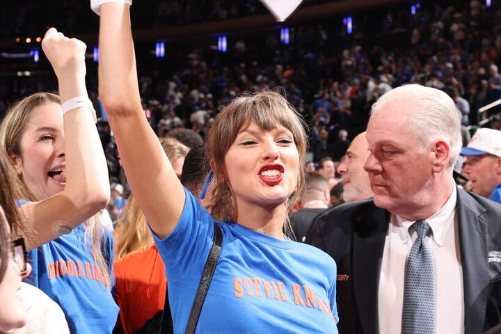 Fotó: Getty Images via AFP/NBAE/Nathaniel S. Butler Taylor Swift a Knicksnek szurkolt az NBA-döntőn