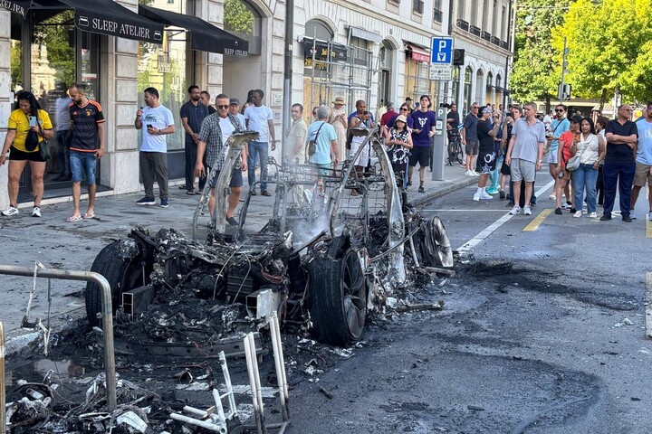 Fotó: Anadolu via AFP/Beyza Binnur Donmez Tüntetők felgyújtottak egy Teslát és betörték egy bank ablakait Genfben