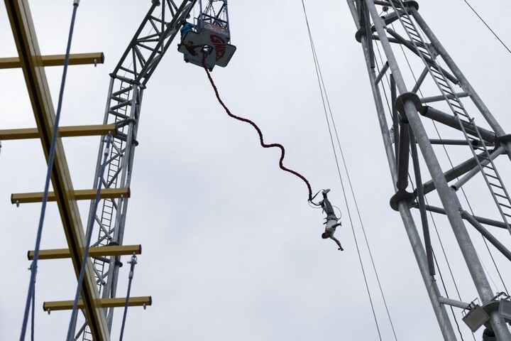 Fotó: NurPhoto via AFP/Morteza Nikoubazl Halálos bungee jumping ugrás