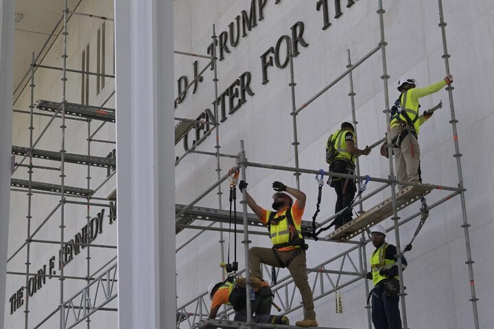 Fotó: Lenin Nolly / NurPhoto / NurPhoto via AFP Eltávolították Donald Trump nevét a washingtoni Kennedy Központ homlokzatáról