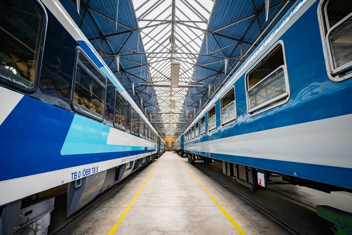Fotó: Facebook/Vitézy Dávid Dunakeszin, egy csarnokban sorakoznak a klimatizált InterCity-kocsik