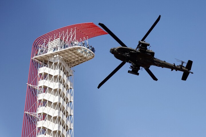 Fotó: Getty Images via AFP/Logan Riely Lezuhant egy amerikai Apache típusú helikoptere a Hormuzi-szoros közelében