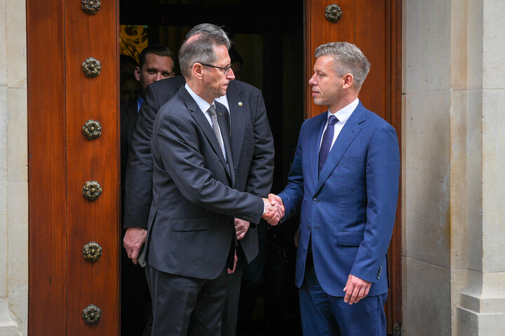 Fotó: MH/Radics Lajos Előremutató megbeszélést tartott Magyar Péter és Varga Mihály