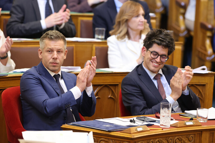 Hétfőn Magyar Péter felszólalásával kezdődhet a parlament