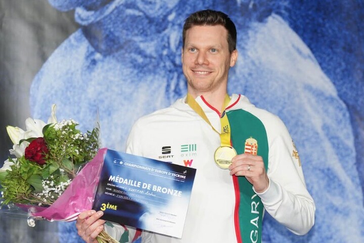 Fotó: Facebook/Hungarian Fencing Federation / Magyar Vívó Szövetség Eb-bronzérmes a kardozó Szatmári András