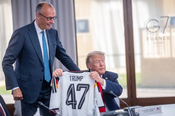 Friedrich Merz egy focimezt ajándékozott Donald Trumpnak