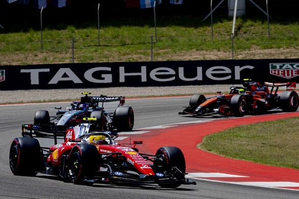 Hamilton első sikerét aratta a Ferrarival Barcelonában