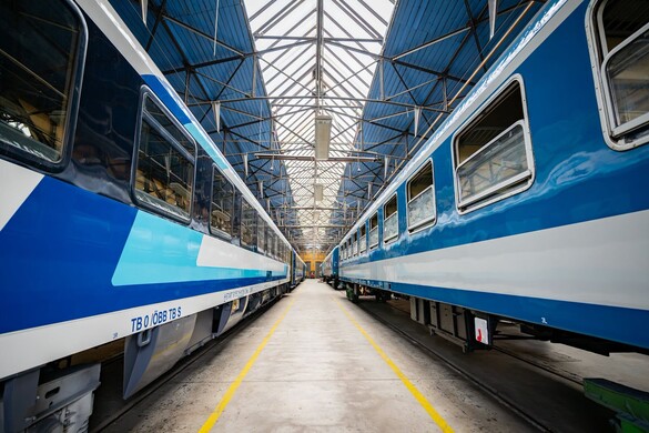 Dunakeszin, egy csarnokban sorakoznak a klimatizált InterCity-kocsik