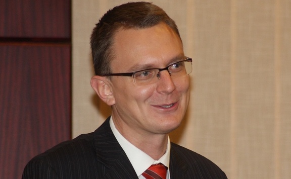 Rétvári Bence mosolygósan