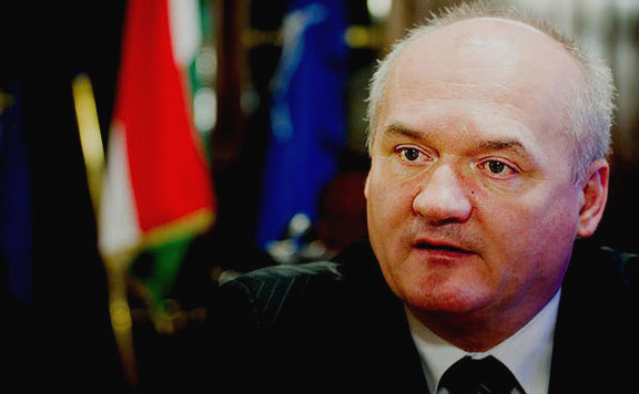 Hende Csaba portré zászlókkal