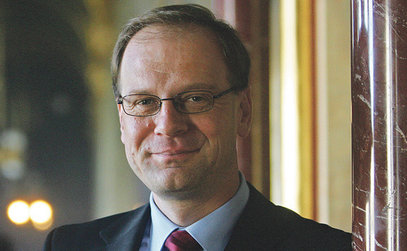 Navracsics Tibor mosolyog