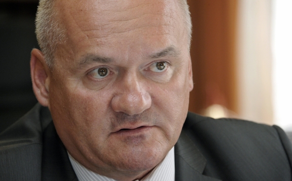 Hende Csaba illetményemelés