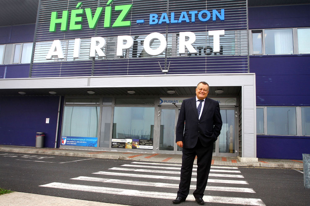 Forrás: mh Széles Gábor Sármelléki Repülőtér előtt