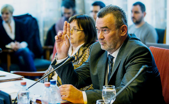 Székely László ombudsman kezét emeli