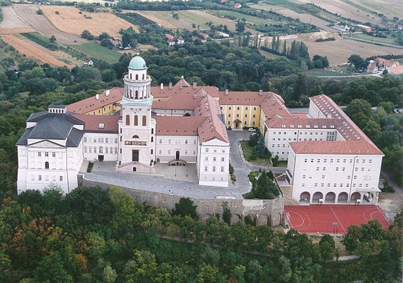 A klasszikus és a kortárs művészet párbeszéde Pannonhalmán