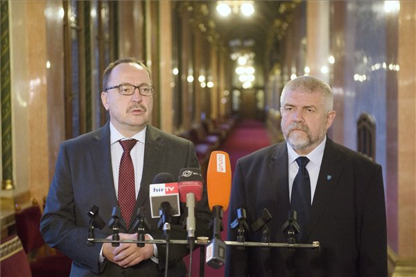 Németh Zsolt, az Országgyűlés külügyi bizottságának fideszes elnöke (b) és Izsák Balázs, a Székely Nemzeti Tanács elnöke