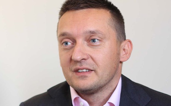 Forrás: mh Rogán Antal rózsaszín ingben 576