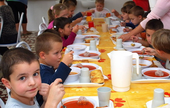 A nyári szünetben is biztosított a rászoruló gyermekek étkezése