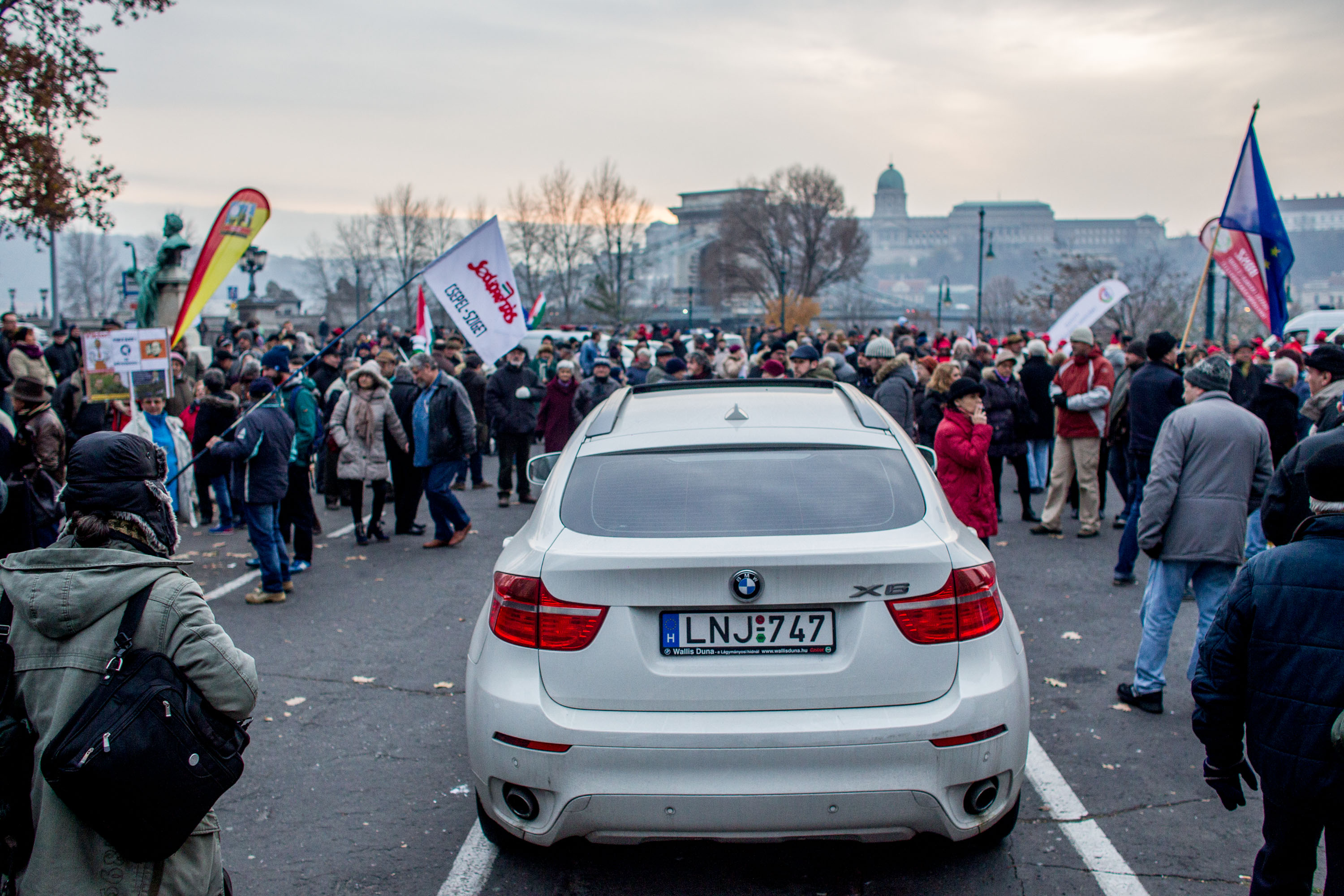 büdzséellenes demonstráció