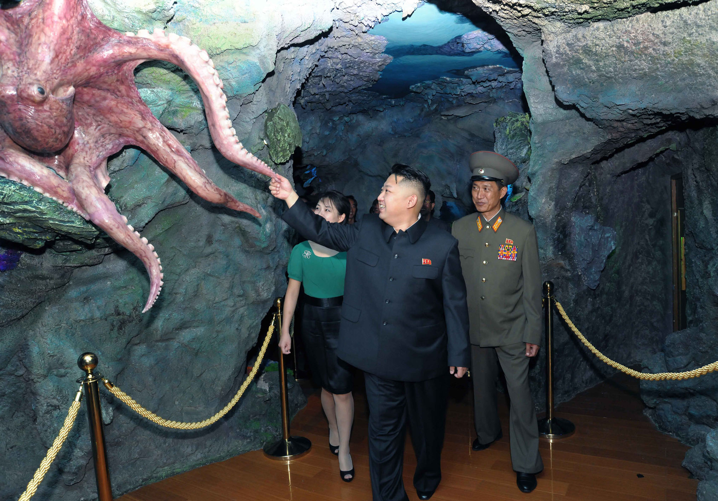 Kim Dzsong Un tanul