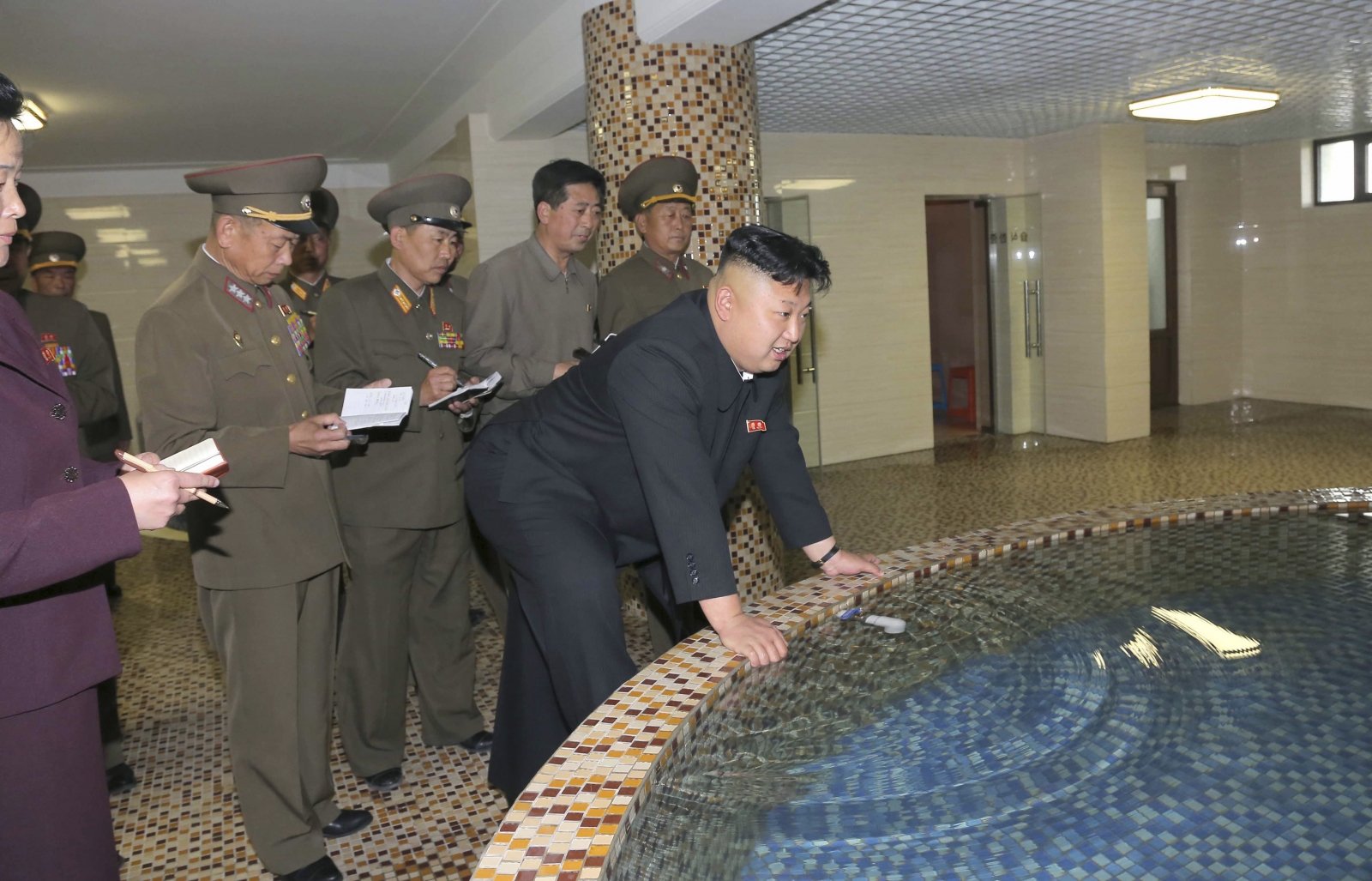 Kim Dzsong Un tanul