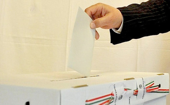 Veszprémi 576 időközi urna kéz