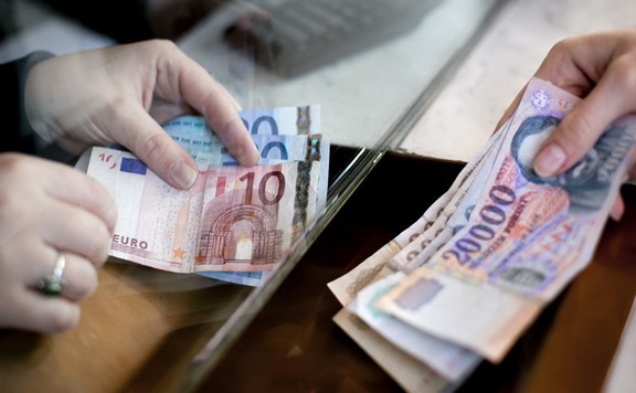 Történelmi mélypontra gyengült a forint, 335 forint felett jár az euró