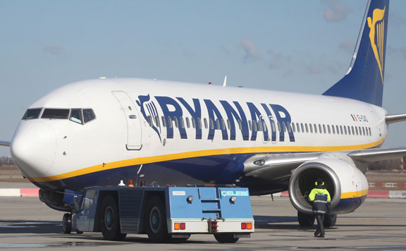 Kivizsgálja a kormányhivatal a Ferihegyen órákat veszteglő Ryanair-gép ügyét
