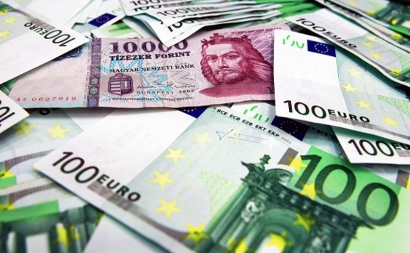 Forint dollár euró jen bankjegyek 576
