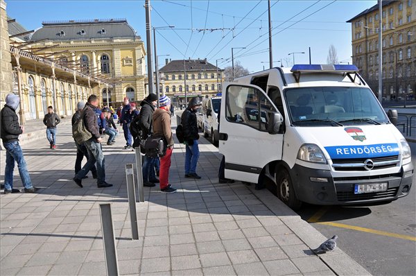 Forrás: mh migránsok-keleti