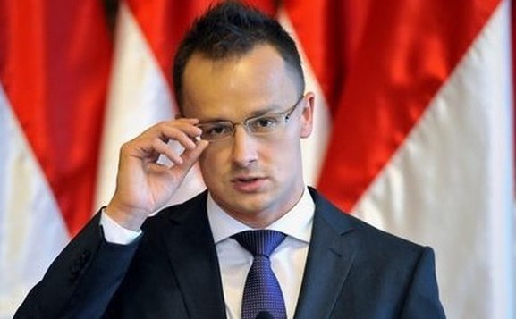 szijjártó-zászló576x356