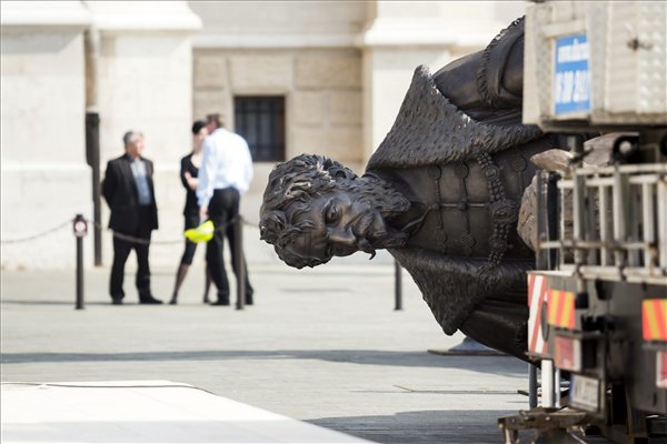 Forrás: mh ANDRÁSSY SZOBOR